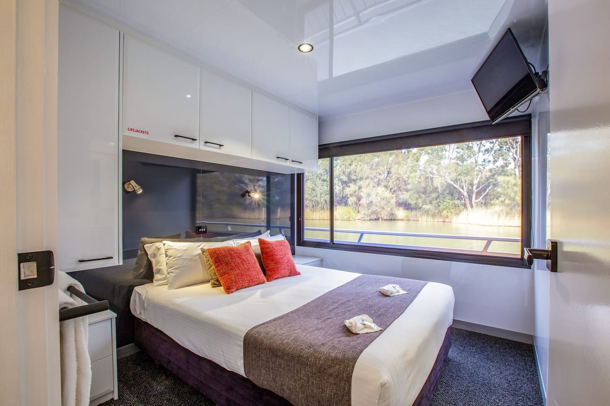 Mobile Luxury-Unterkunft, 6 Schlafzimmer, Flussblick | 3 Schlafzimmer, individuell dekoriert, individuell eingerichtet