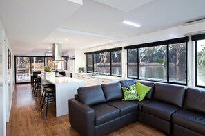 Living area - All Seasons Houseboats (Mildura)