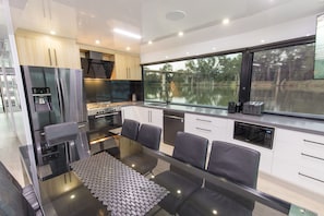 Private kitchen - All Seasons Houseboats (Mildura)