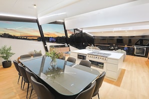 Private kitchen - All Seasons Houseboats (Mildura)