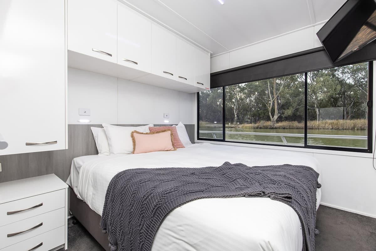 Mobile Unterkunft, 6 Schlafzimmer, Flussblick | 3 Schlafzimmer, individuell dekoriert, individuell eingerichtet