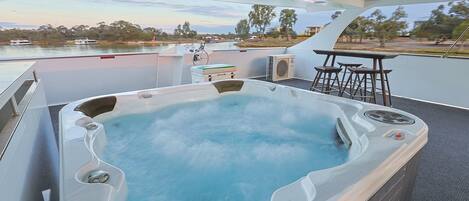 Mobile Unterkunft, 4 Schlafzimmer, Flussblick | Terrasse/Patio