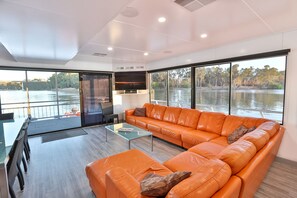 Living area - All Seasons Houseboats (Mildura)