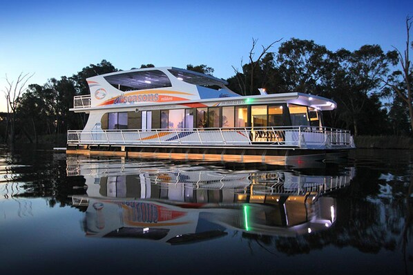 Sapphire Indulgence (12 berth houseboat) | Individually decorated, individually furnished, bed sheets