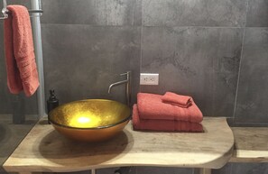 Shower, hair dryer, towels, toilet paper - SEA FRONT-Private, natural, couples-only...unique paradise focused on peace (Banda Abou)