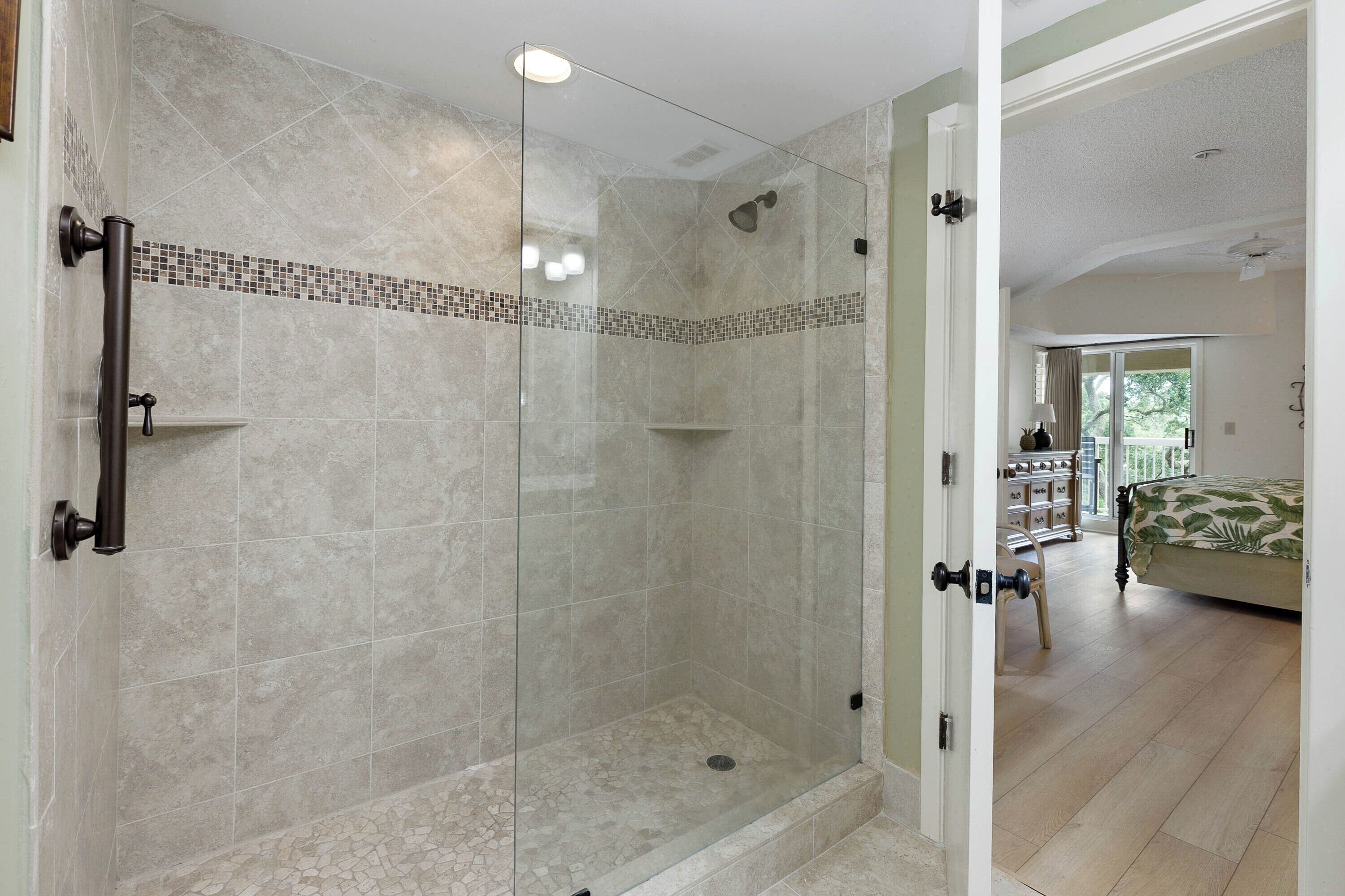 Combined shower/tub, hair dryer, towels