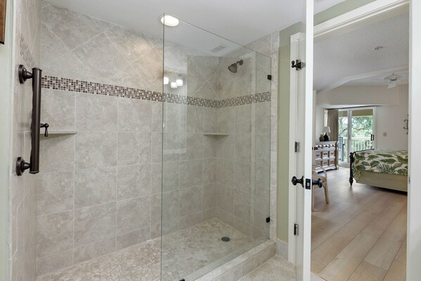 Combined shower/tub, hair dryer, towels