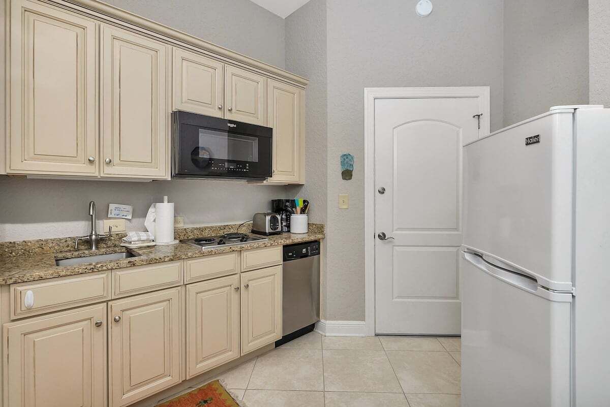 Full-sized fridge, microwave, oven, dishwasher