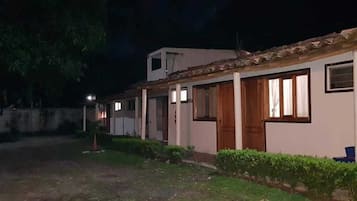 Vista frontal de la propiedad por la tarde o noche