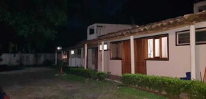 住宿正面 - 傍晚/夜晚