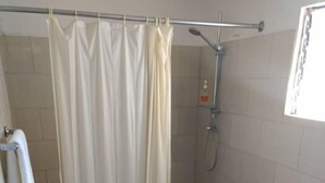 A bathroom with a shower, toilet, and sink. - Lasa Residence (Oranjestad)