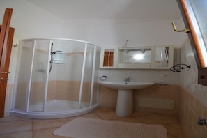 Dusche, Haartrockner, Bidet, HandtĂŒcher