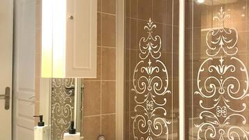 Douche, sĂšche-cheveux, serviettes fournies, papier toilette