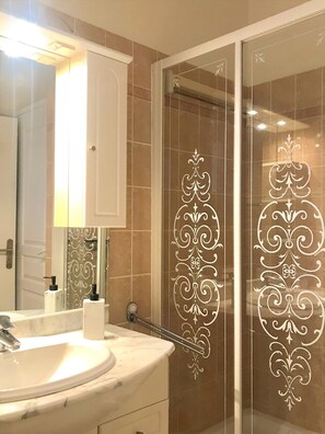 Dusche, Haartrockner, Handtücher, Toilettenpapier
