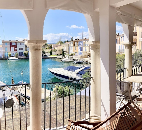Location 5* Coup de Coeur Superb view of the Marina 46 m2 400 m from the beach