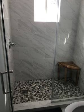Een haardroger, handdoeken, toiletpapier
