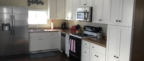 Kjøleskap, mikrobølgeovn, ovn og kokeplater