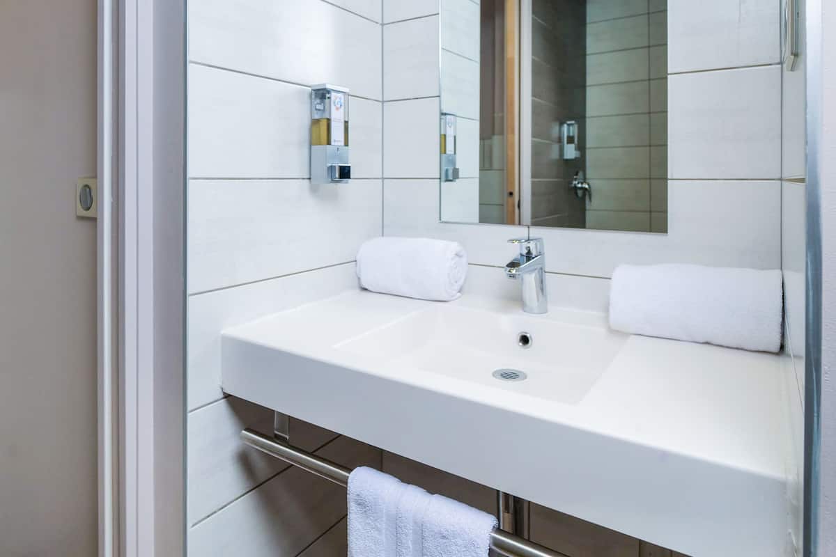 shower, free toiletries, towels