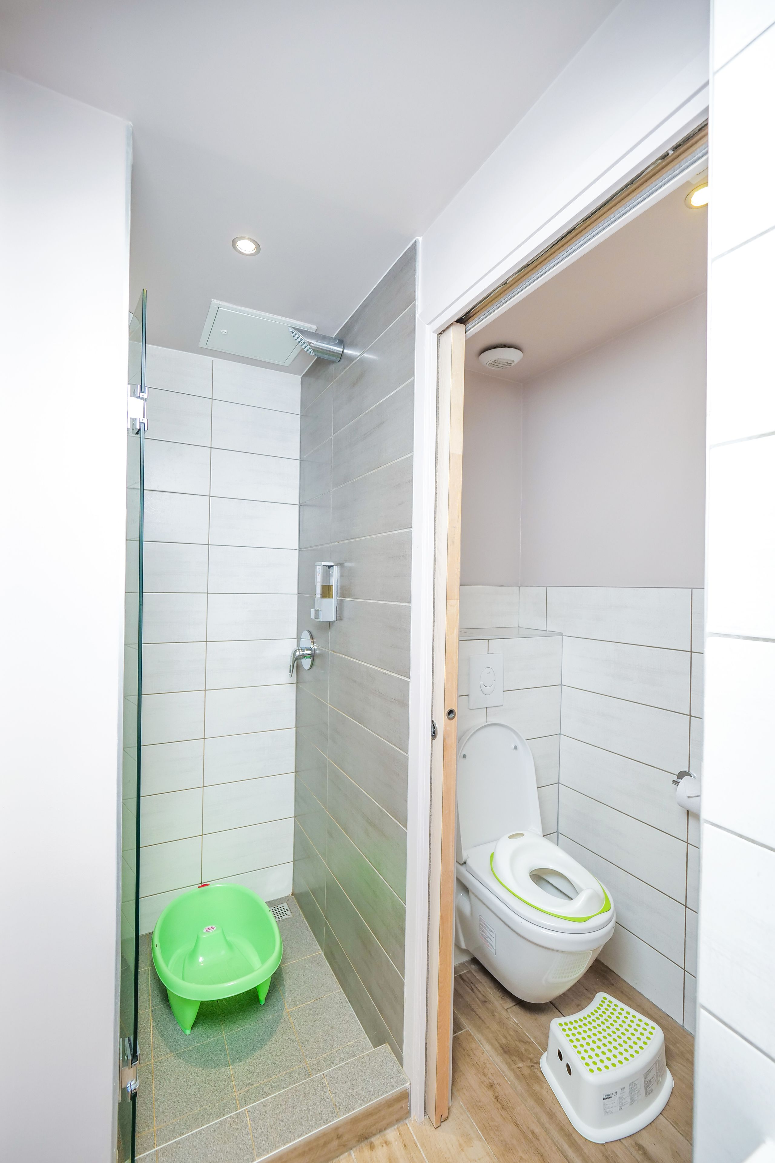 shower, free toiletries, towels