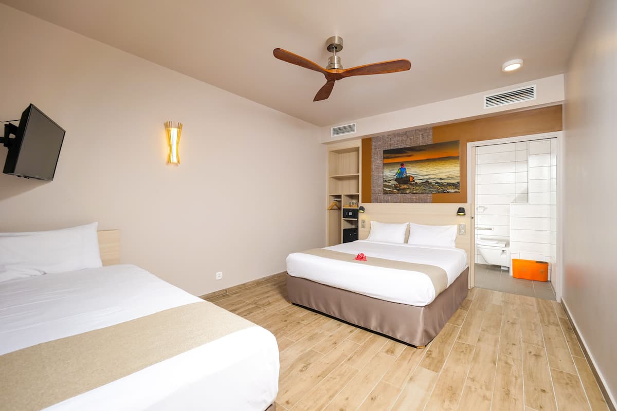 Queen + Single, Accessible | Premium bedding, in-room safe, desk, laptop workspace