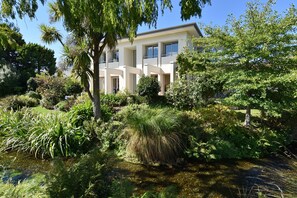 Fachada de la propiedad