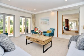 บ้านดีลักซ์, 4 ห้องนอน, 2 ห้องน้ำ, วิวแม่น้ำ | บริเวณนั่งเล่น | ทีวีจอแบน