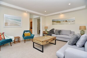 Deluxe House, 4 Bedrooms, 2 Bathrooms, River View | Living area
