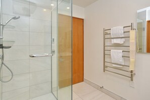 Casa Deluxe, 4 habitaciones, 2 baños, vista al río | Baño | Tina y regadera independientes y tina profunda 