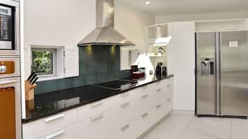 Deluxe House, 4 Bedrooms, 2 Bathrooms, River View | Private kitchen | Full-sized fridge, microwave, oven, stovetop