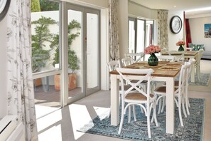 Deluxe House, 4 Bedrooms, 2 Bathrooms, River View | Living area