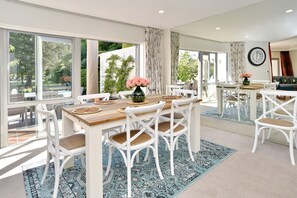 บ้านดีลักซ์, 4 ห้องนอน, 2 ห้องน้ำ, วิวแม่น้ำ | บริการอาหารในห้องพัก