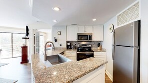 冰箱、微波炉、烤箱、炉灶