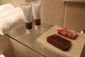 套房, 1 張特大雙人床 | 浴室設施 | 拖鞋、毛巾