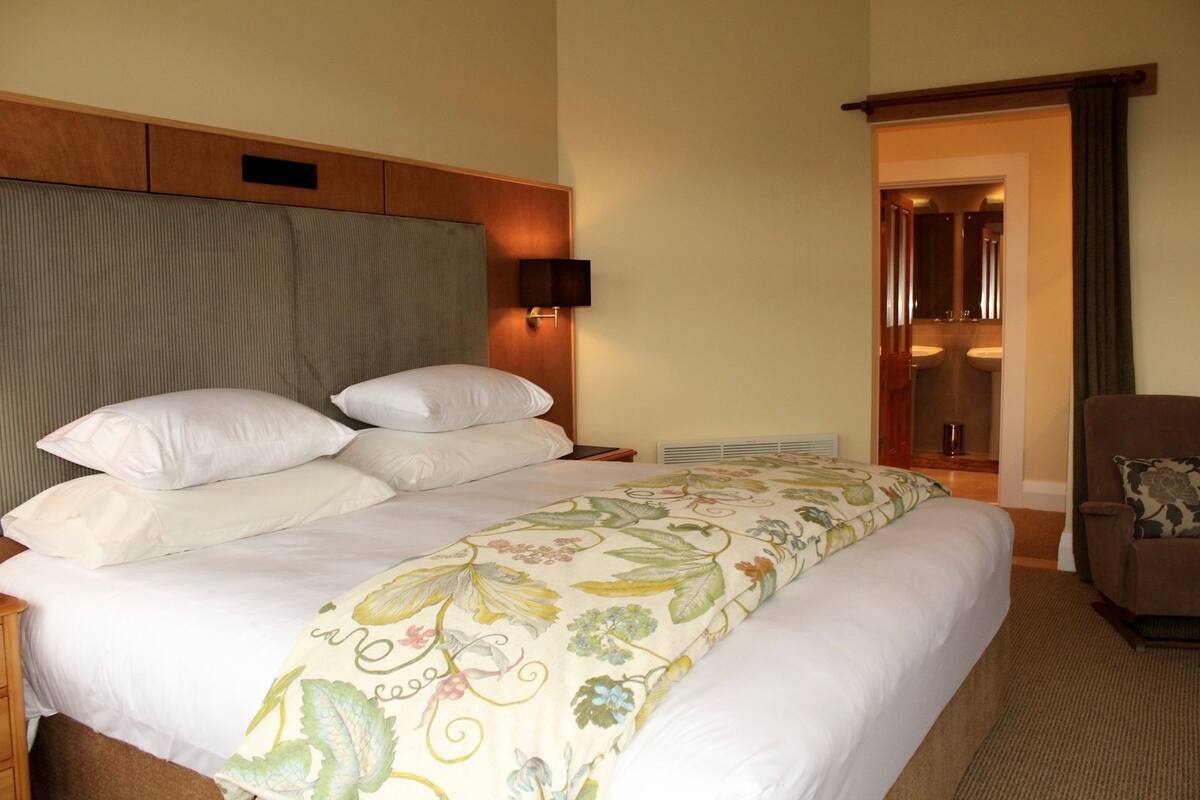 Suite, 1 kingsize-seng | Safe på rommet, blendingsgardiner, lydisolert og strykejern/-brett