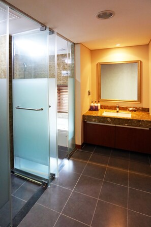 Dusche, kostenlose Toilettenartikel, Haartrockner, Hausschuhe