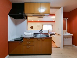 客房 (Sakura Coco, 2F) | 私人小型廚房 | 電冰箱、微波爐、爐台、電鍋