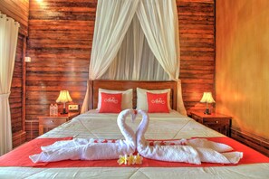 Pillow-top beds, desk, laptop workspace, free WiFi - Asoka Bungalows (Penida Island)