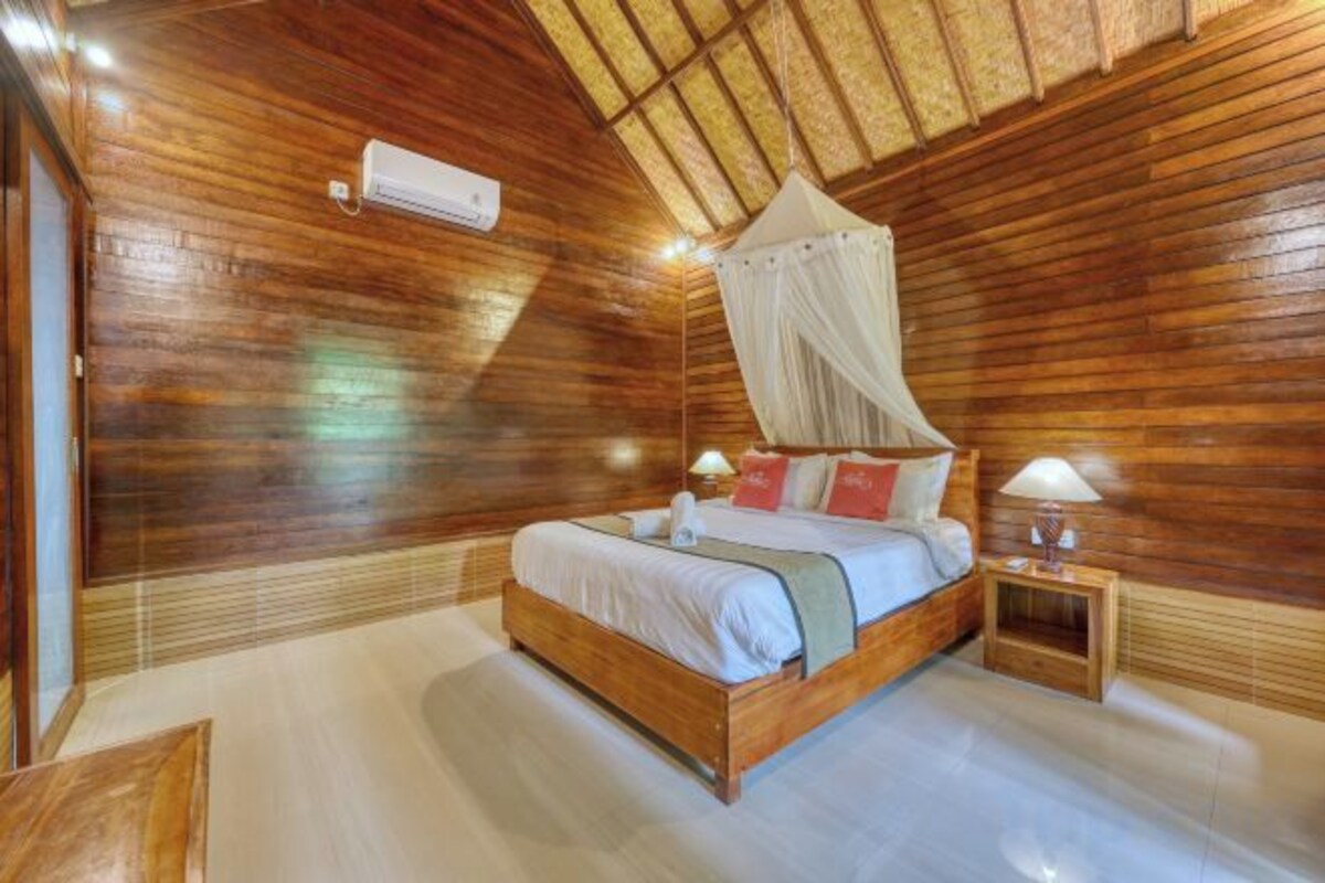 Pillowtop beds, desk, laptop workspace, WiFi (free)