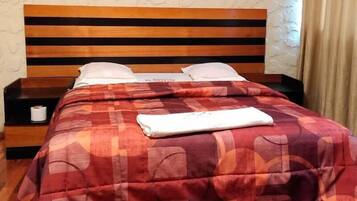 Escritorio, tabla de planchar con plancha, wifi gratis y ropa de cama