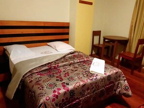 Escrivaninha, ferros/tábuas de passar roupa, Wi-Fi de cortesia