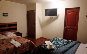Tweepersoonskamer | Een bureau, een strijkplank/strijkijzer, gratis wifi, beddengoed