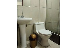Een douche, handdoeken, zeep, shampoo
