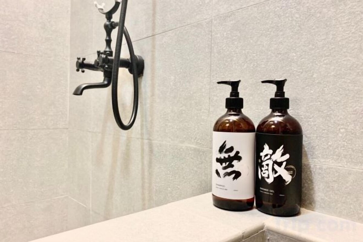 Badezimmerausstattung | Kostenlose Toilettenartikel, Haartrockner, Hausschuhe, Handtücher