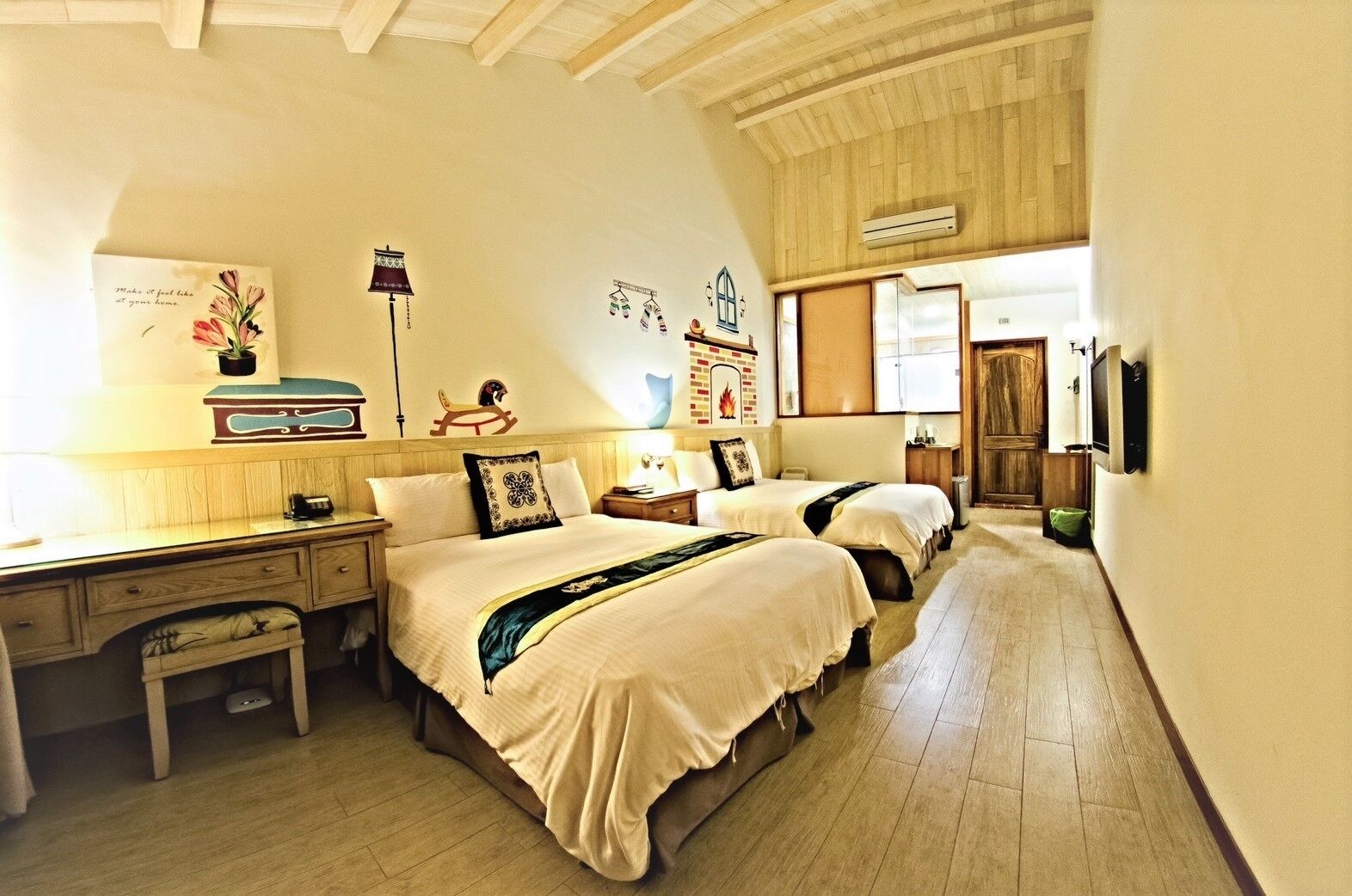 Une chambre confortable avec deux lits, un bureau et une chaise. On y trouve une fenêtre avec des rideaux, un climatiseur fixé au mur et un plafond en bois.