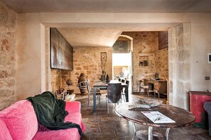 Téléviseur, foyer, lecteur de DVD, chaîne audio