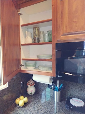 Geladeira grande, micro-ondas, fogão, cooktop