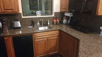 Full-sized fridge, microwave, oven, stovetop