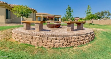 1 Bed/1 Bath Upscale Casita, Sleeps 2/4, Garage, Heated Pool, BBQ, and more...