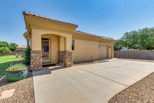 1 Bed/1 Bath Upscale Casita, Sleeps 2/4, Garage, Pool, BBQ, EV charger, more... 
