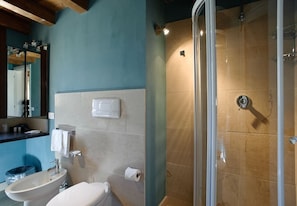 Séchoir à cheveux, serviettes fournies